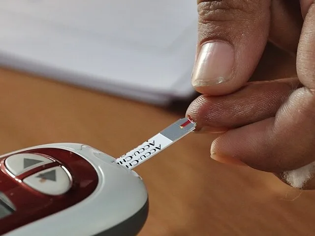 Vércukorszint mérése ujjbegyből vett vércsepp segítségével, vércukormérő készülékkel