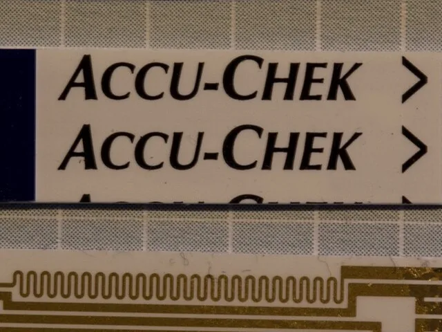 Accu-Chek típusú vércukormérő tesztcsíkok közelről